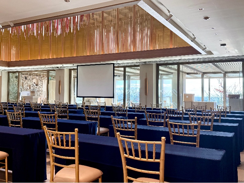 少人数でのパーティから大規模宴会、会議や展示など幅広く対応できる会場を４つご用意。非日常的な空間での会議で、より一層パフォーマンスが高まります。
