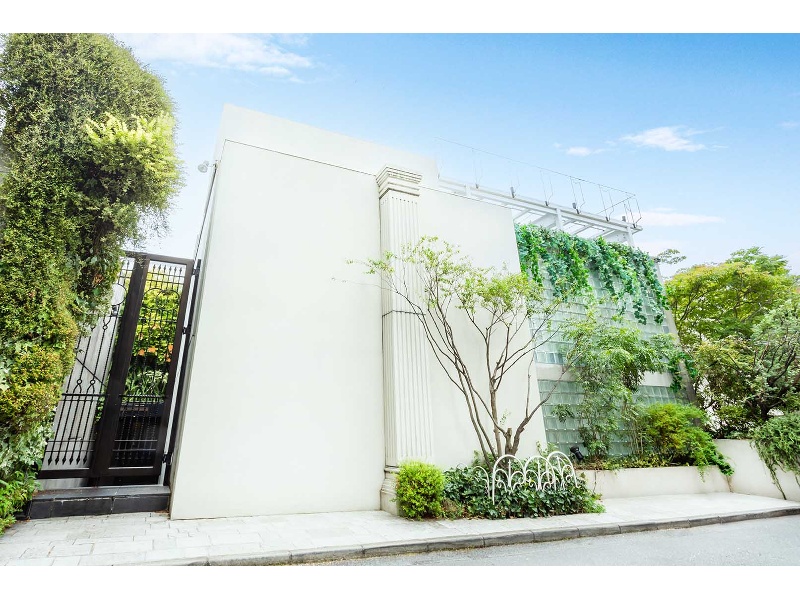 【外観】
表参道の住宅地にある隠れ家のような一軒家です