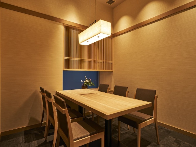 ご接待、ご会食、ご宴会など大切な一期一会のひとときを、和服スタッフが丁寧がにおもてなし。