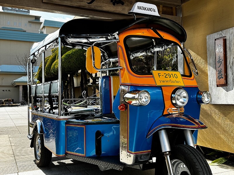 トゥクトゥクでお迎え！
渡鹿野島の船着き場までお迎えいたします。
ちょっとしたリゾート気分をお楽しみください。