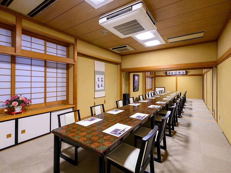 お座敷・テーブル席の2タイプをご用意。広々とした畳のお座敷は、ご年配の方が集まるご法事や宴会にも安心。個室でのお食事は、会話もはずむ特別な空間です。