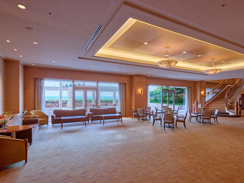 宴会場ホワイエとルーフテラス