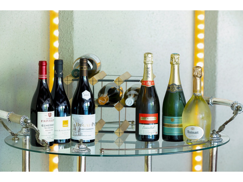 ビール・シャンパン・白ワイン・赤ワイン・ハイボール・焼酎など、お好みに合わせて多様なリクエストにお応えできるよう、お酒は種類豊富にご用意しています