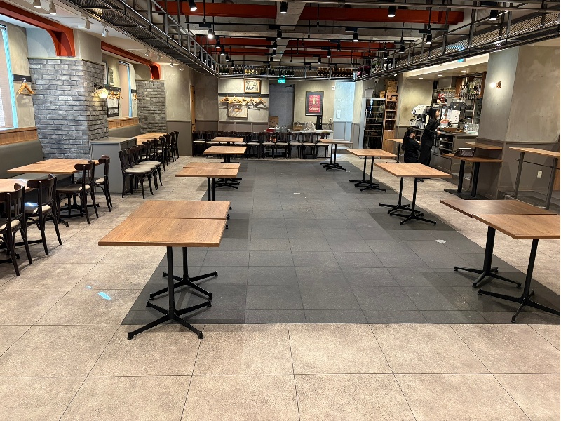 着席最大80名様
立食最大120名様の広々スペース
