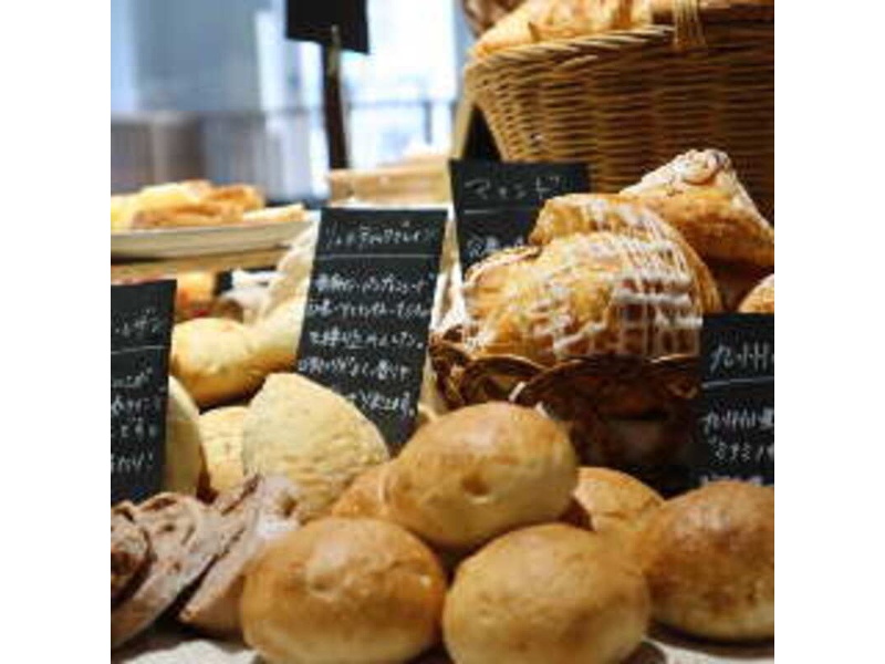 種類豊富な焼きたてパンが並ぶ、充実のパンコーナー