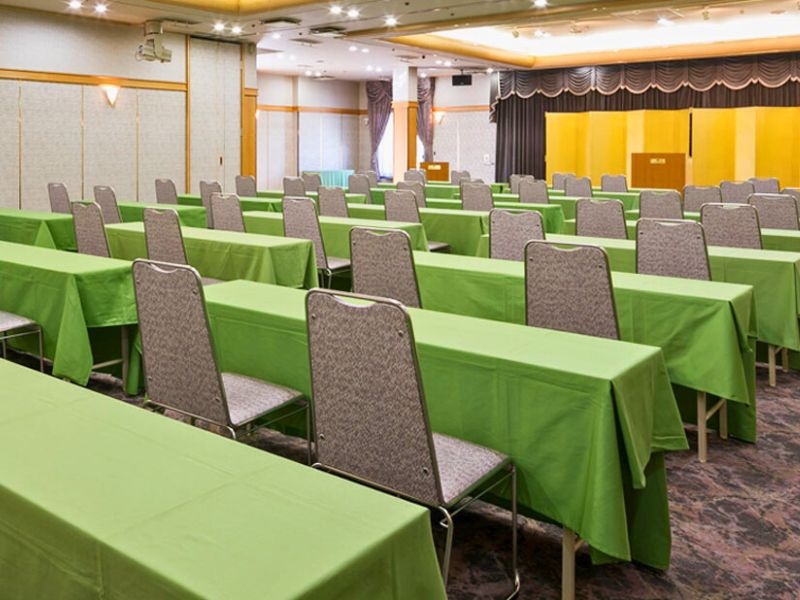 平城の間
和洋どちらにも合うオーソドックスな洋間。人数に合わせてお部屋を2分割に仕切ることも可能です。