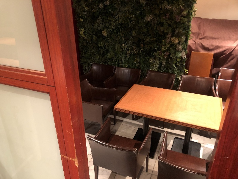 幹事様用の準備部屋はステージすぐ横にあり連携がスムーズ