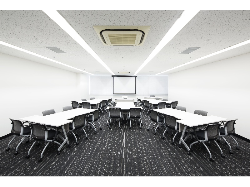 30名～50名規模の中会議室になります。
研修・会議等多岐にわたりご利用可能です。
※島型サンプルレイアウトになります。