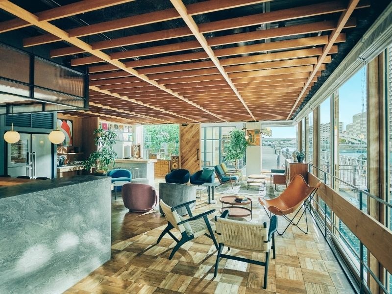 1Fのリビングルームはカフェのような空間。2Fと連動した100インチのプロジェクターも常設。レセプションや小規模のパーティ、撮影にも適しています。