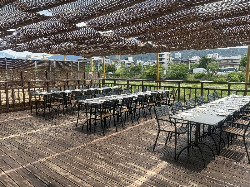 【川床】
二条から五条にかけて90軒ほどの店が並ぶ京都の夏の風物詩。5月から9月にかけて、木組みの床が鴨川沿いに並ぶ姿は目にも美しい、幻想的な光景です。なかでもFUNATSURUの河床は和風建築の優雅さが相まって、格別なものに。