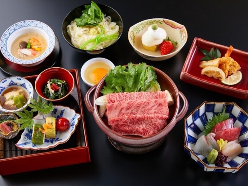 お昼からのご接待や同窓会、ご会合、友人同士のお集まりにも。
旬のお造り、厳選黒毛和牛など、職人の手により一品一品丁寧に、彩り豊かに盛り付けます。