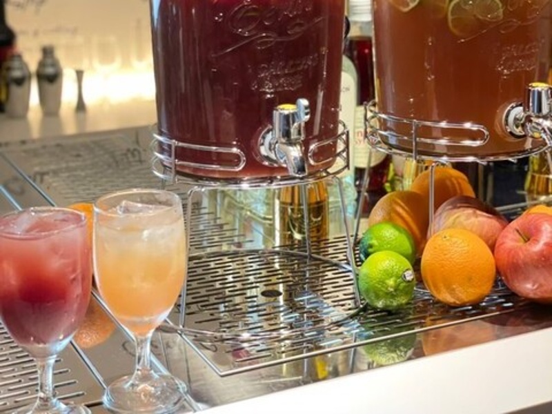 飲み放題プランは90分・120分から選択可能。宴会スタイルに合わせて柔軟にカスタマイズできる充実プラン