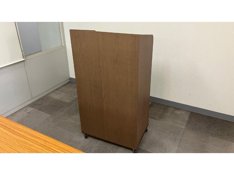 講演会、展示会などイベント会場のスピーチで使用する演台・司会台も無料で貸し出ししております。
パソコンや資料、荷物を置くのにとても便利です。