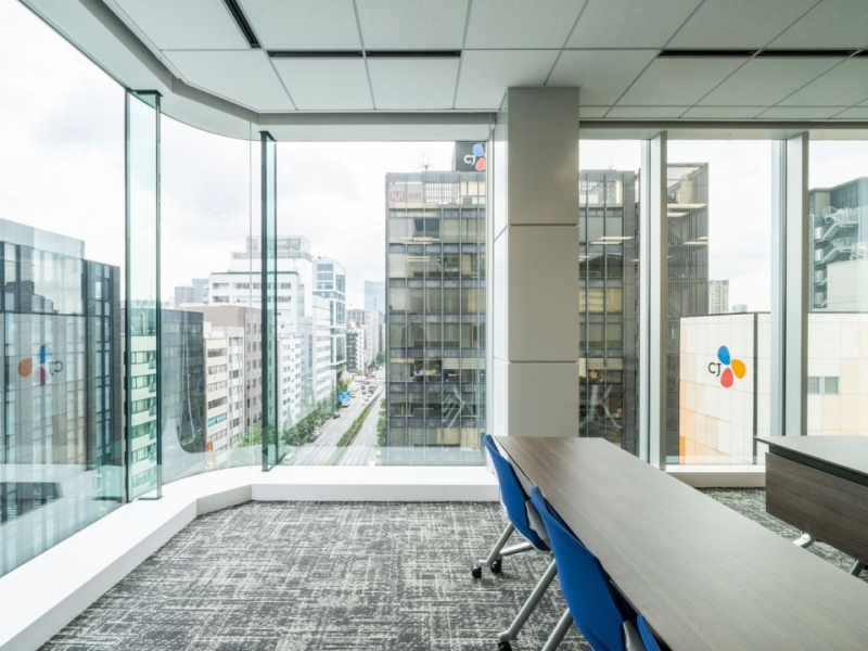 大きな窓から自然光が降り注ぐ、明るく清潔感のある空間です。 視界を遮るもののない眺望は、長時間の研修や会議でもリフレッシュ効果をもたらします。 窓側にはブラインドを完備しており、プロジェクター使用時の採光調整もスムーズに行えます。