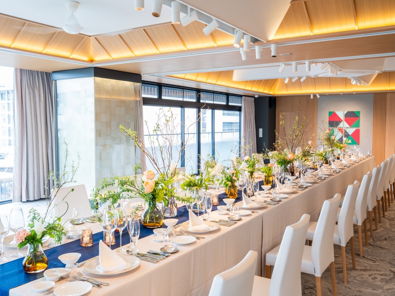 5F なぎ
会場面積　144.84㎡
流しテーブル
着席ビュッフェ　～28名
立食ビュッフェ　～40名
コース　　　　　～20名

お部屋を区切って40名様までの小中規模の集まりに対応。
※コース料理は11名様より、ビュッフェは21様より承ります。