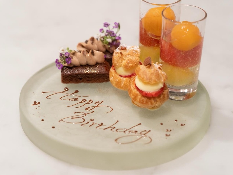 お祝いや大切な人へのサプライズに素敵なひと時をお過ごしください。
MAISON VERTEではランチタイム、ディナータイムのコースのデザートにメッセージをお書きすることができます。
