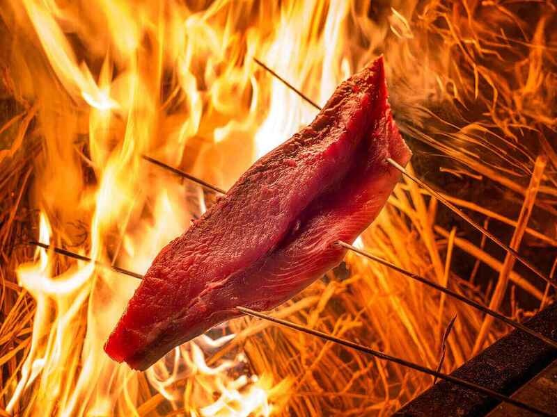 「わら焼き」は食材の持つポテンシャルを最大限引き立たせる技法であり、藁の燻製香も複雑な厚みのある旨味の一つ。