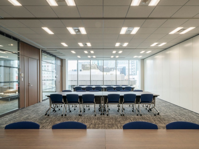 3部屋を一体化した柱のない大空間です。お客様のリクエストに応じて、机・椅子の配置だけでなく仕切りパーテーションの設置もスタッフが柔軟に対応いたします。広さを活かしたソーシャルディスタンスの確保や、ワークショップ形式の会議にも適した多目的なお部屋です。