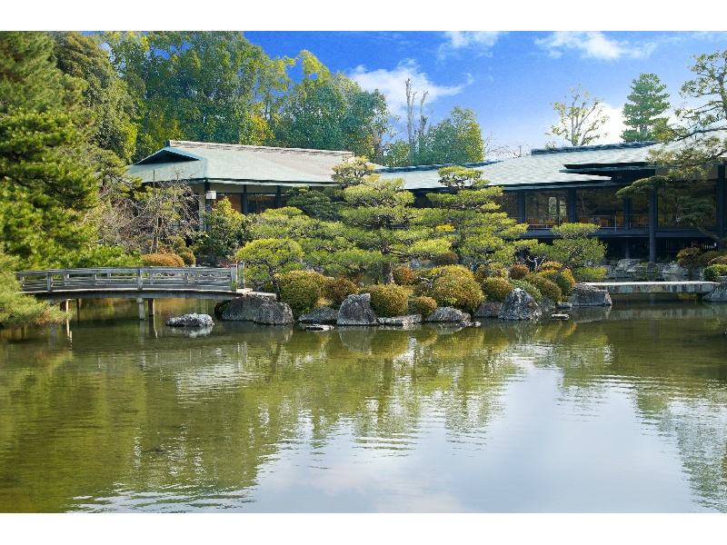 【バンケットから望める神苑】
神苑に隣接し、静かな時が過ごせる平安神宮会館