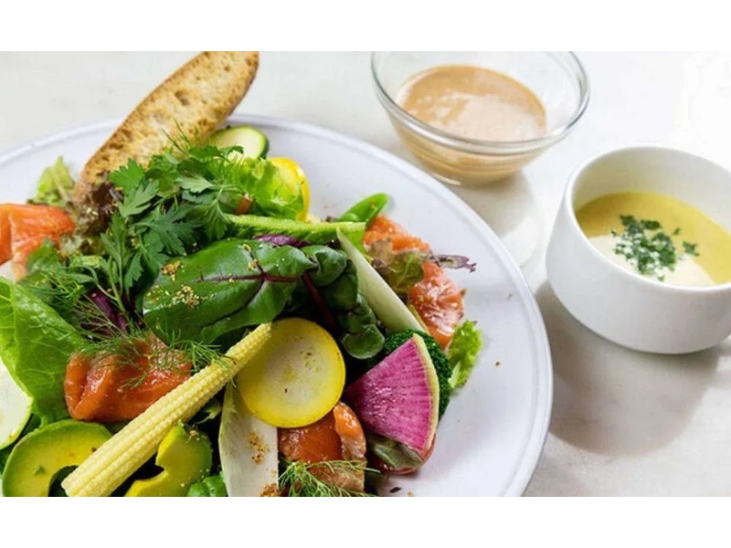 ≪ビュッフェ≫サーモンマリネとカルパッチョ、若鶏フリカッセのカジュアルプラン　飲み放題付き