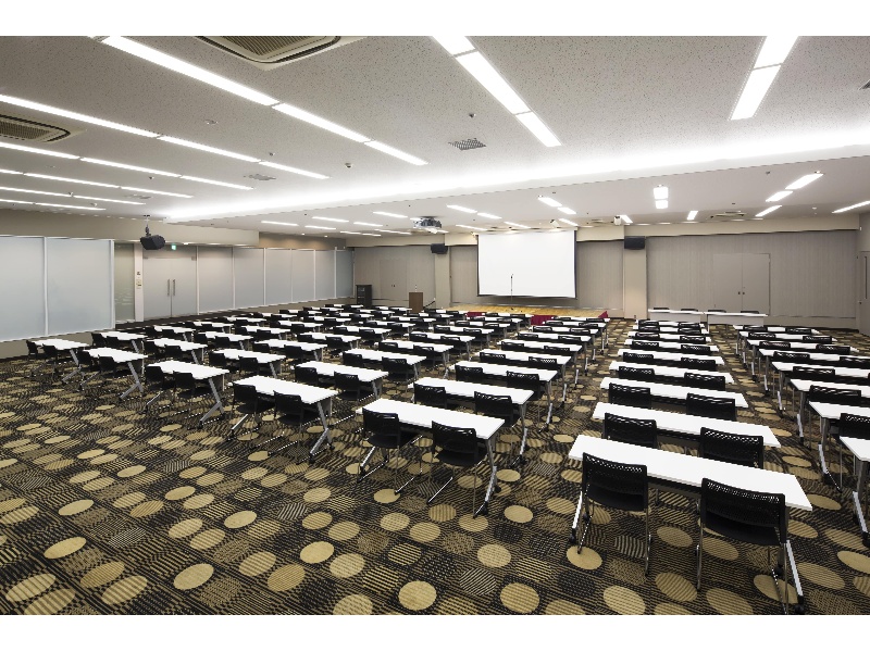天井高3.6m、300名収容の多目的ホールです。大会議はもちろん、商品発表会や入社式・入学式などでもご利用頂けます。