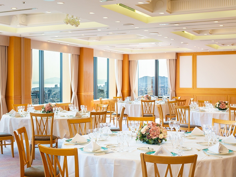 34階　スカイバンケット【Mayfair -メイフェア-】
シックな木の肌触りを鮮やかにコーディネートした暖かみのある宴会場。神戸空港や神戸ベイエリアを見下ろす素晴らしい眺望をお愉しみ頂けますので、親しい方とのお集まりや終日かけて行われる会議などに最適です。