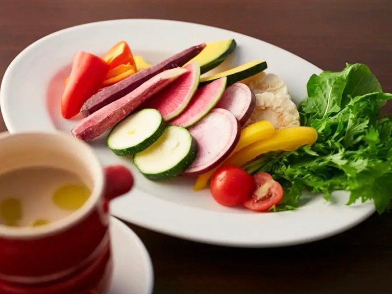 契約農家から毎日仕入れる新鮮野菜約10種を、もりもり食べられる「バーニャカウダ」。アンチョビとニンニク、上質なオリーブオイルをたっぷり使った濃厚ソースが絶品です。カラフルなビジュアルはインスタ映えもばっちり！
