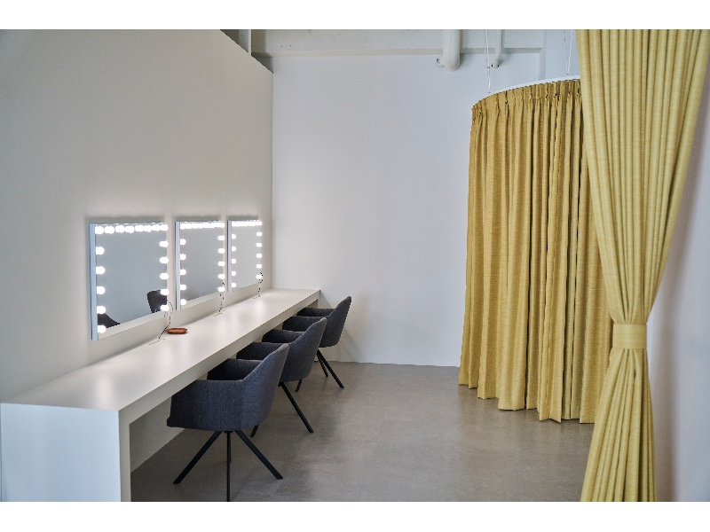 メイクルーム奥にはフィッティングスペース