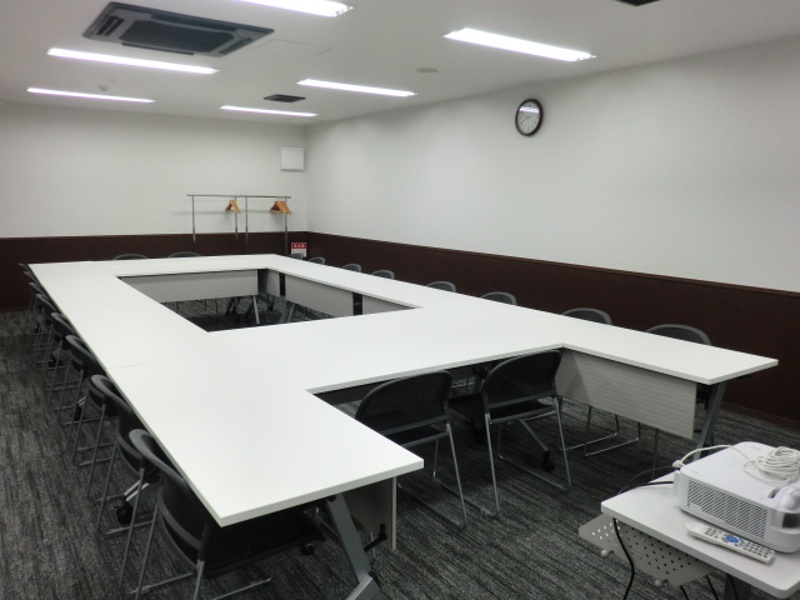 【Room4B】利用例：ロの字スタイル　※スクールスタイルでの貸出しです。ロの字へ変更はお客様にてお願いいたします。