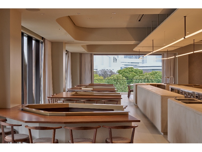 【Party Room】
奥行きのあるレイアウトで、人数や目的に応じた柔軟な設営が可能。オフサイト研修後の懇親会や、部署を横断した交流パーティーなど、多様な法人イベントに対応します。