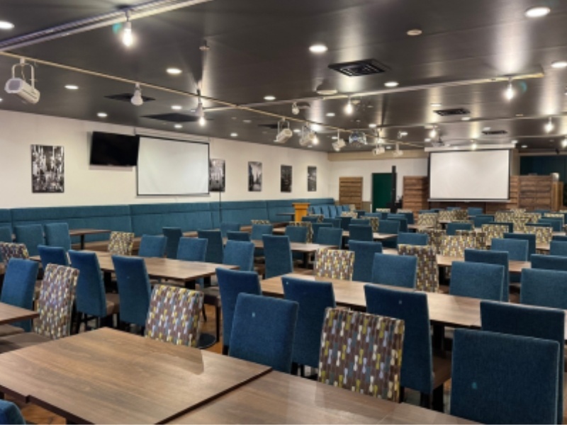 広々とした店内で最大300名様まで利用可能