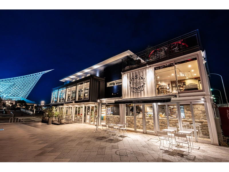 メリケンパークすぐ、神戸ポートタワーを望むガラス張りの2階建てカフェレストラン「39days KOBE」。開放感あふれるロケーションが魅力です。