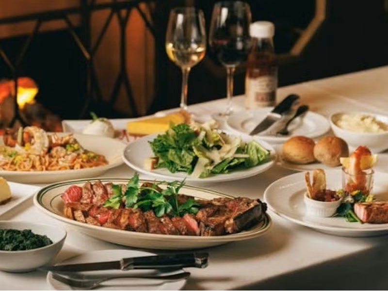 圧巻のポーターハウスステーキで宴会が盛り上がる、豪快なサイズ感が歓声を呼ぶ一皿