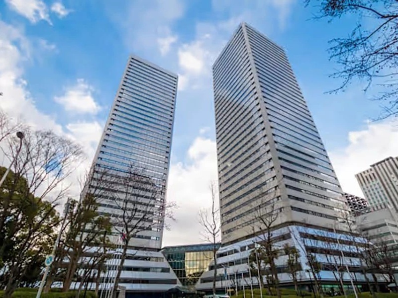 青空に伸びる高層ビル、ツイン21ＭＩＤタワー。京橋駅から徒歩5分、屋根付き歩道で雨の日もストレスなくアクセスできます。