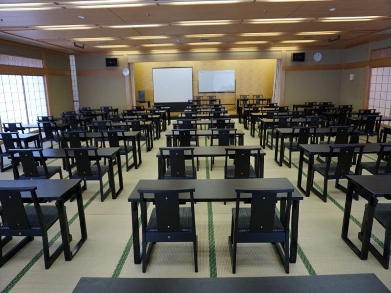 【大広間】
98畳　分割可
宴会場のほか　椅子テーブル式で教室スタイルも可能
３：２の分割も可能