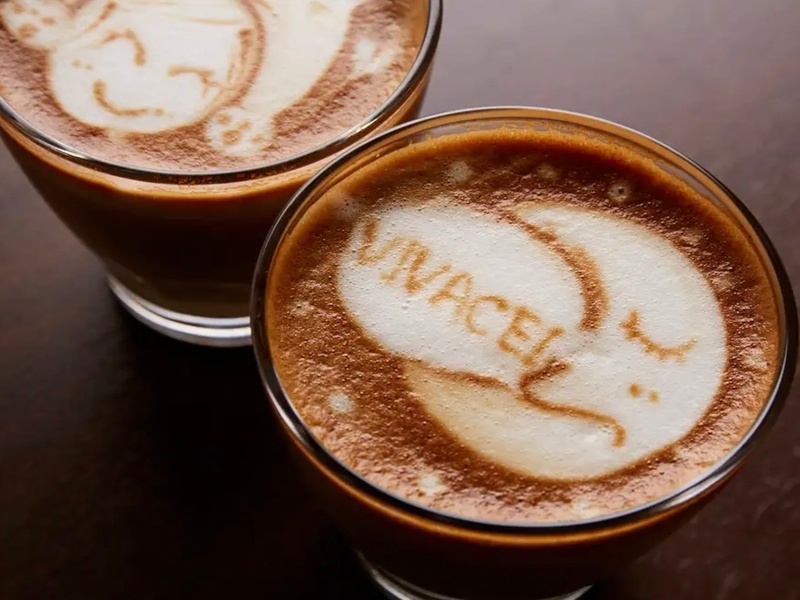 専属のバリスタが淹れるカフェメニューもぜひお試しを！カプチーノとカフェラテには、インスタ映え抜群のVIVACE特製ラテアートを描いてサーブします