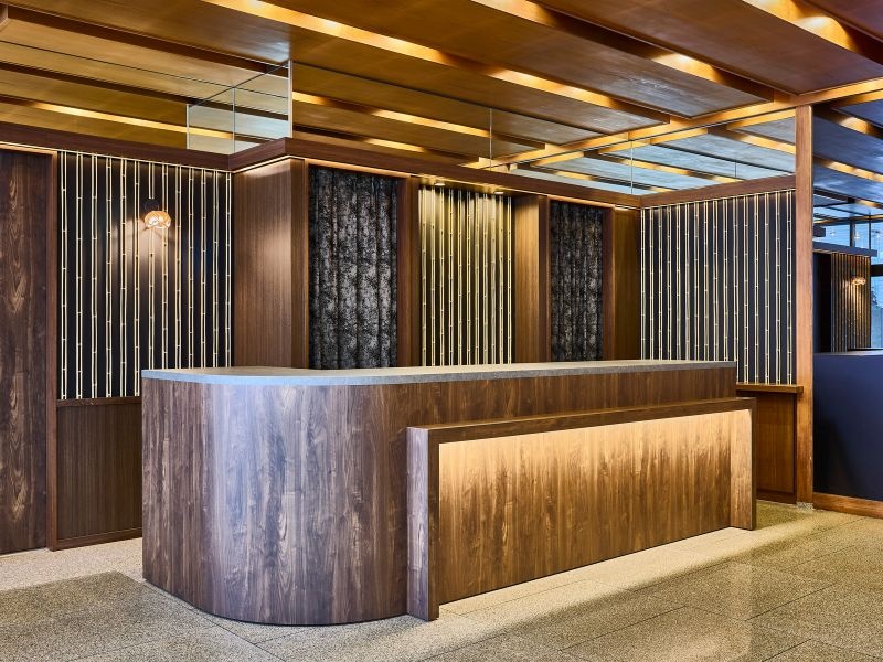 【本館：エントランス】
クロークを完備しており、お荷物の預かりも当館スタッフへお任せくださいませ。