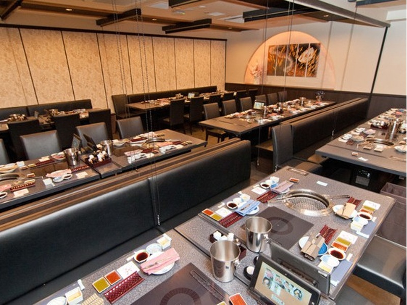 広々とした落ち着いた空間は、歓談中心のアフターパーティーにもぴったり。