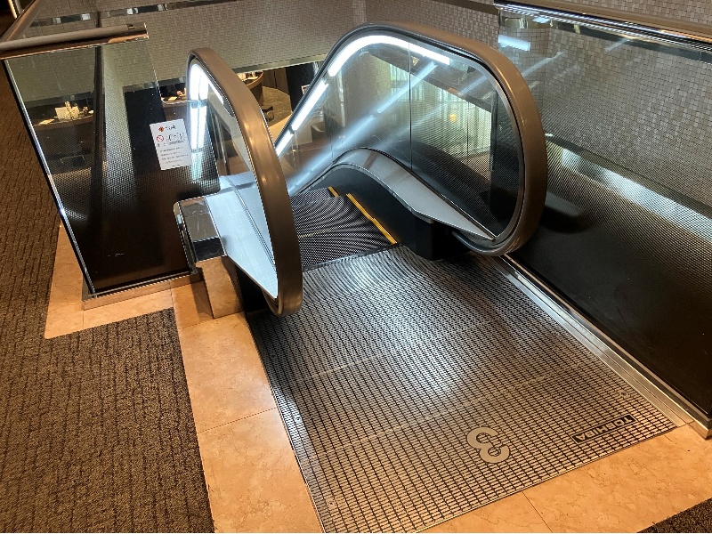 エスカレーターあり、3階が当店