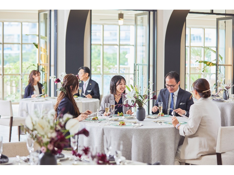 明るい窓に囲まれたエレガントな空間で会食や特別な宴会に最適