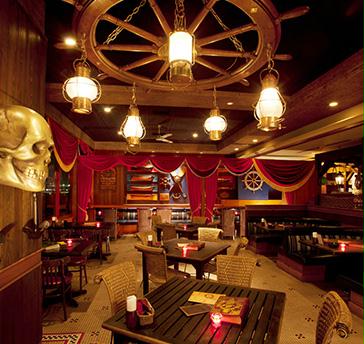 幾多の困難を越え、伝説を打ち立てた海賊王が演出するテーマレストラン。海賊王が創り出した非日常の空間をご堪能下さい！