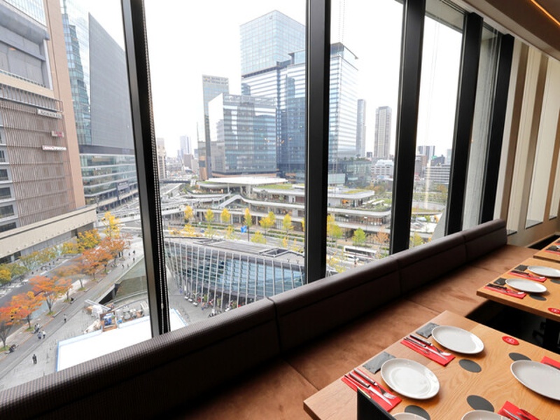 グランフロント大阪南館7階レストランフロア。洗練されたインテリアが記念日や接待にふさわしい格調を演出いたします。