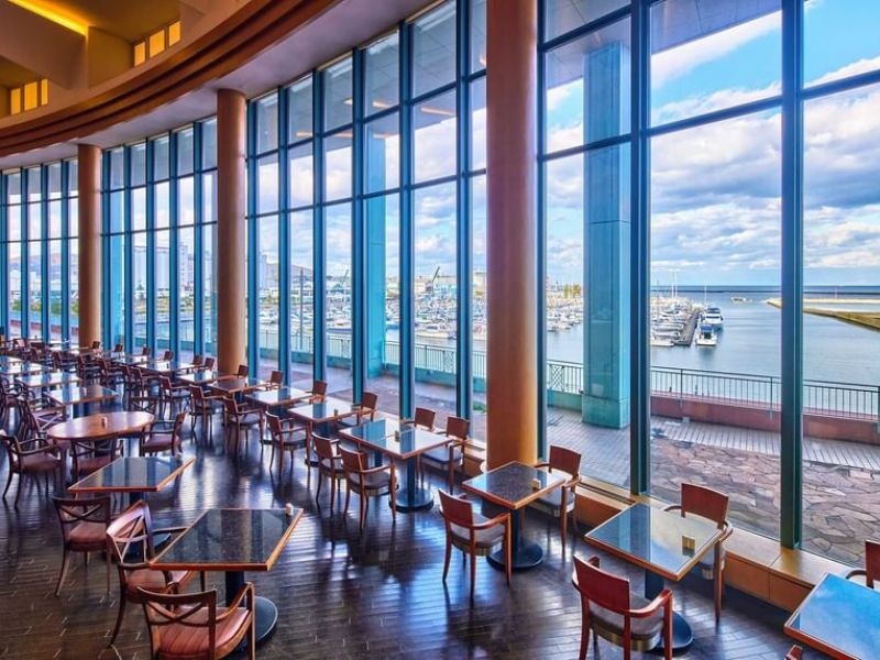 テラスブラッセリー
大きな窓の向こうに海を眺めながら、オープンキッチンから作り立ての朝食をお楽しみください。