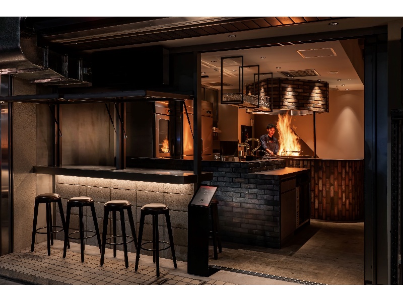 高々と立ち昇る藁焼き場の炎を臨めるオープンキッチンの1階