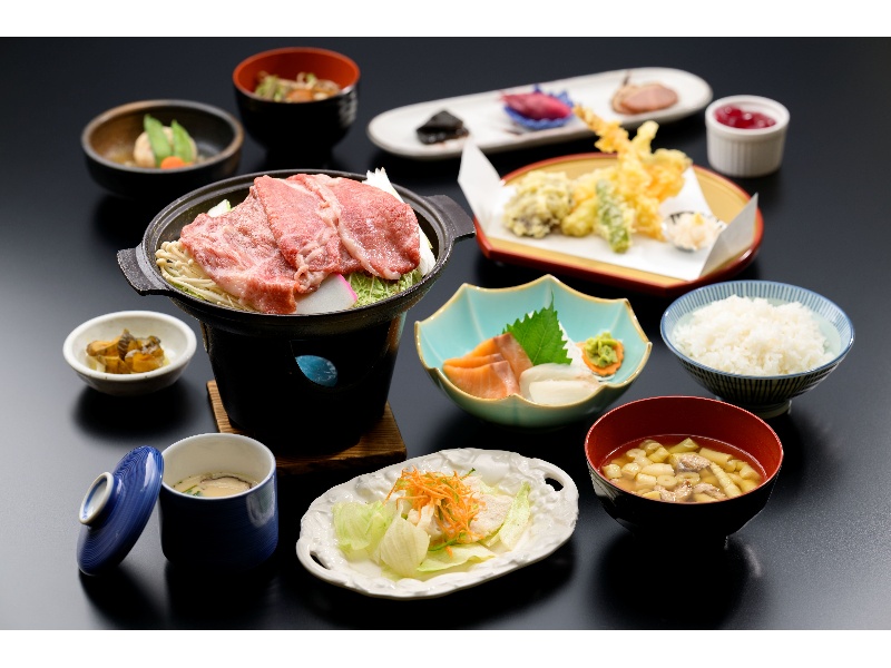 信州牛すき焼き付のお膳料理の一例