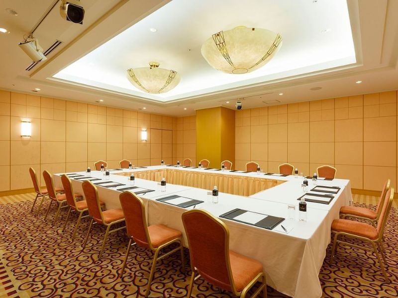 星
重役会議やVIPをお迎えする会合を、一クラス上の重厚なセッティングとゆきとどいたおもてなしでアレンジできるエグゼクティブ空間です。

