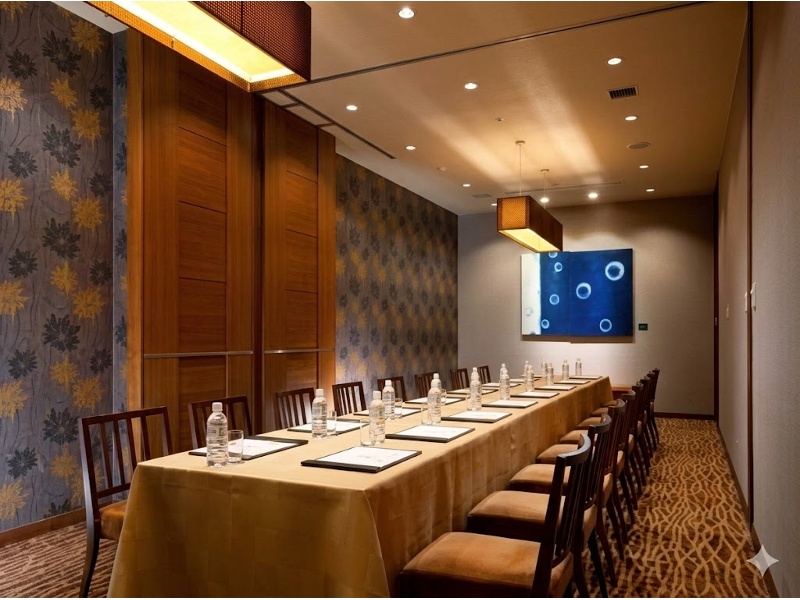 少人数専用会場は、木目を基調としたあたたかみのある色調で統一。ワンポイントのブルーの絵画が特徴で、落ち着いた会議や会食会におすすめの会場です。