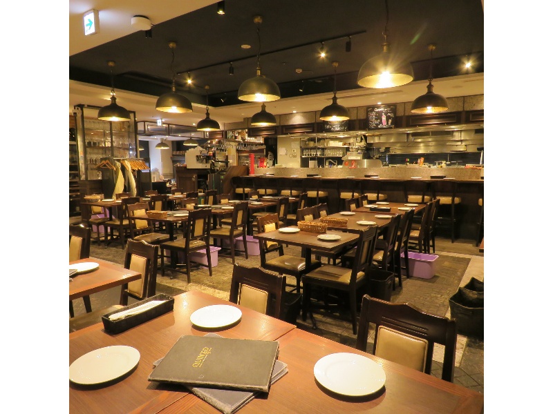 【メインフロア半貸し切りプラン♪】ライブ感溢れるオープンキッチン前で楽しい宴会を！