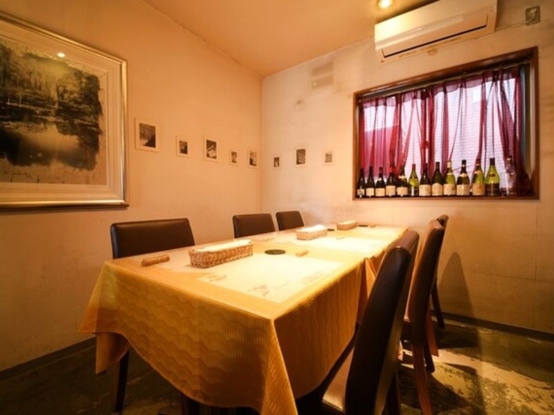 ６名様用のお席です。少し奥まったところにあるので、落ち着いてお食事をして頂けます。