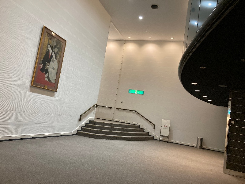 オーバルホール　ホワイエA